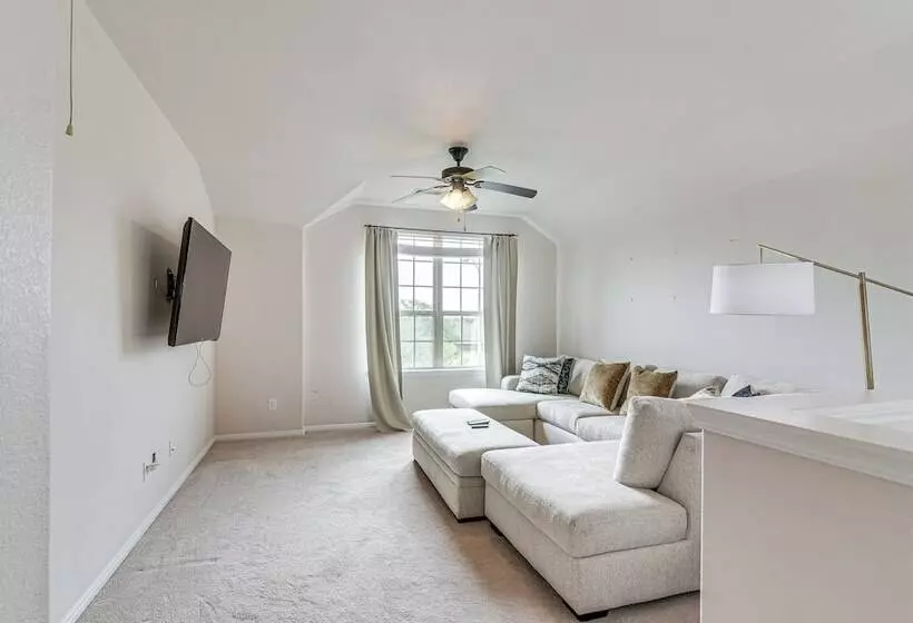 Modern Houston Home W/ Patio: 12 Mi To Downtown!