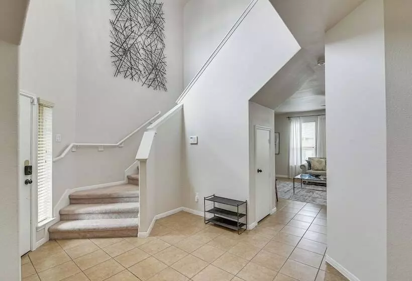 Modern Houston Home W/ Patio: 12 Mi To Downtown!