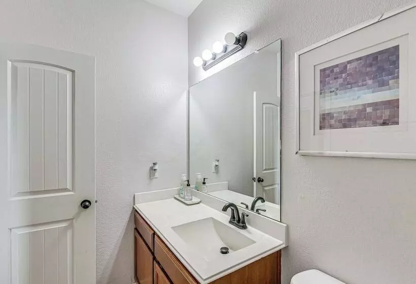 Modern Houston Home W/ Patio: 12 Mi To Downtown!