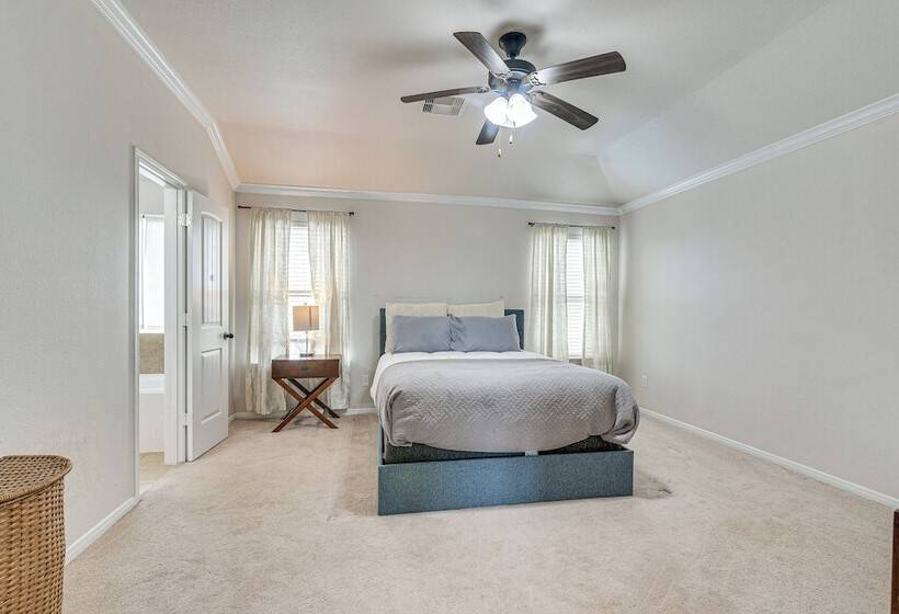 Modern Houston Home W/ Patio: 12 Mi To Downtown!