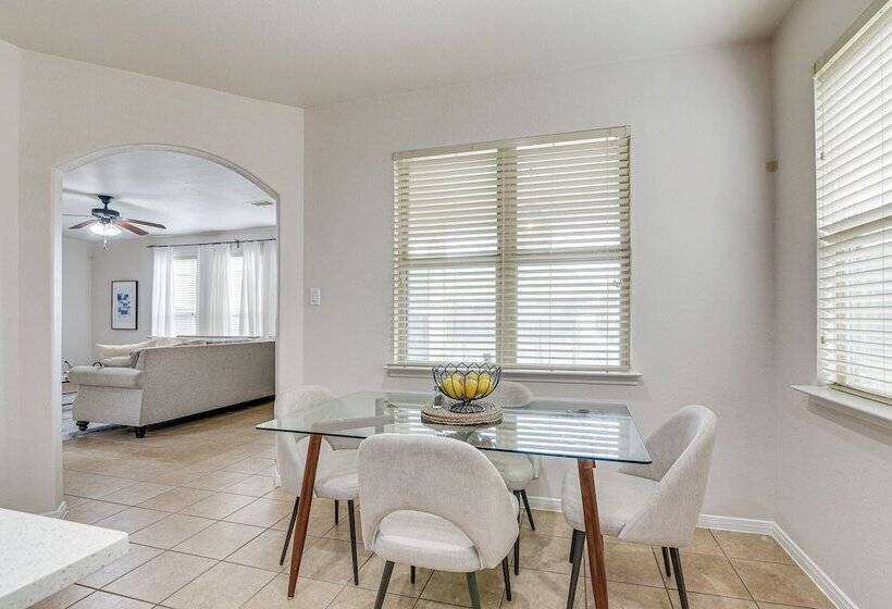 Modern Houston Home W/ Patio: 12 Mi To Downtown!