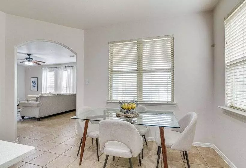 Modern Houston Home W/ Patio: 12 Mi To Downtown!