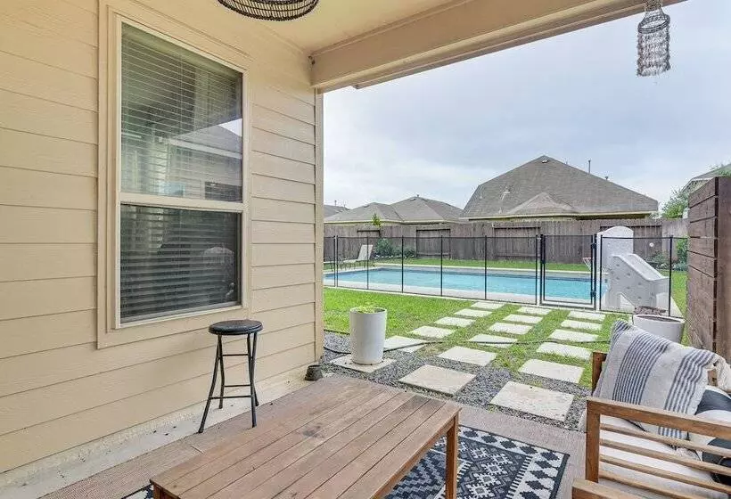 Modern Houston Home W/ Patio: 12 Mi To Downtown!
