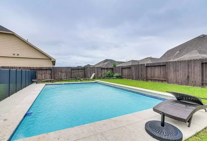Modern Houston Home W/ Patio: 12 Mi To Downtown!
