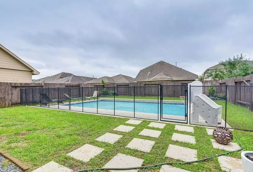 Modern Houston Home W/ Patio: 12 Mi To Downtown!