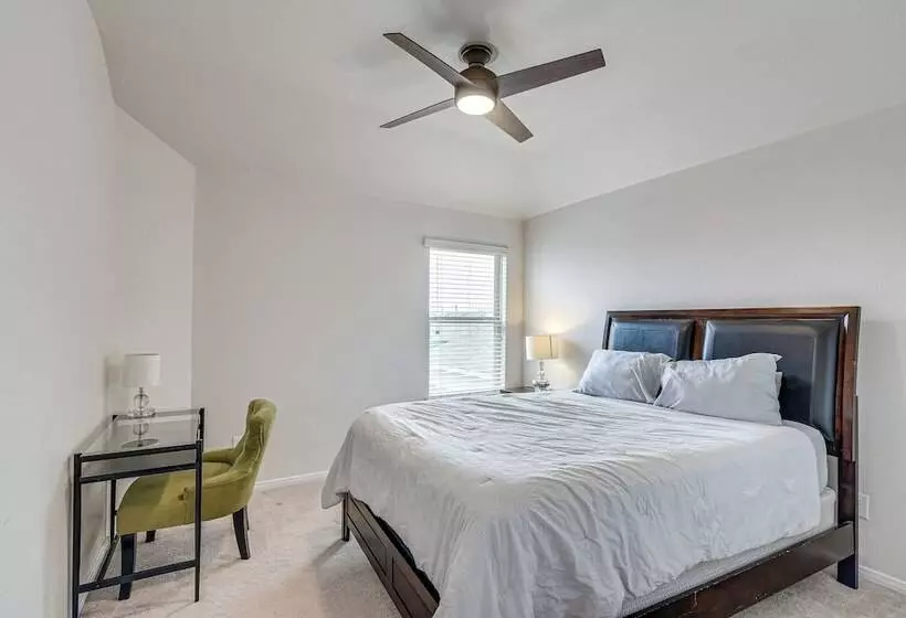 Modern Houston Home W/ Patio: 12 Mi To Downtown!