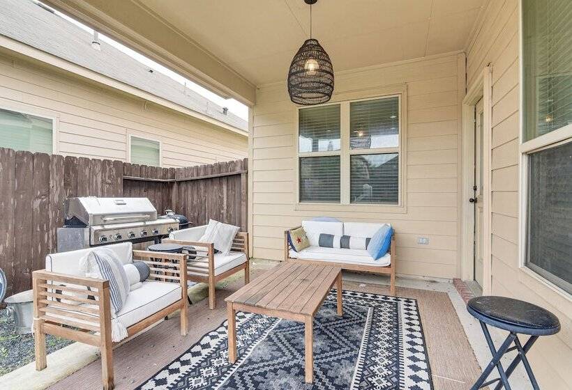 Modern Houston Home W/ Patio: 12 Mi To Downtown!
