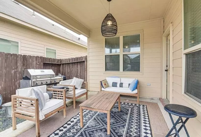 Modern Houston Home W/ Patio: 12 Mi To Downtown!