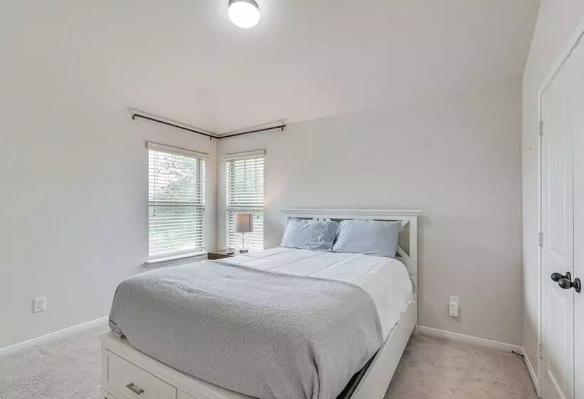 Modern Houston Home W/ Patio: 12 Mi To Downtown!