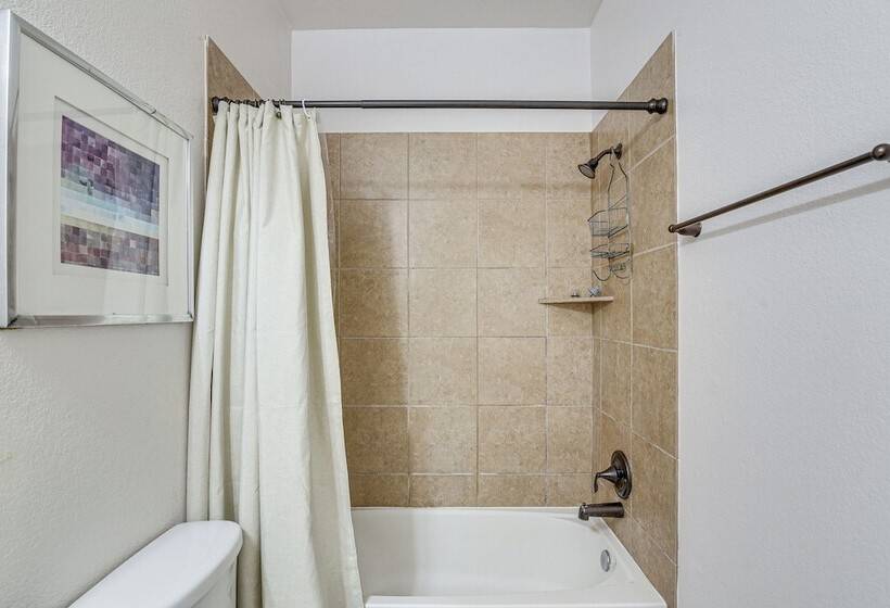 Modern Houston Home W/ Patio: 12 Mi To Downtown!