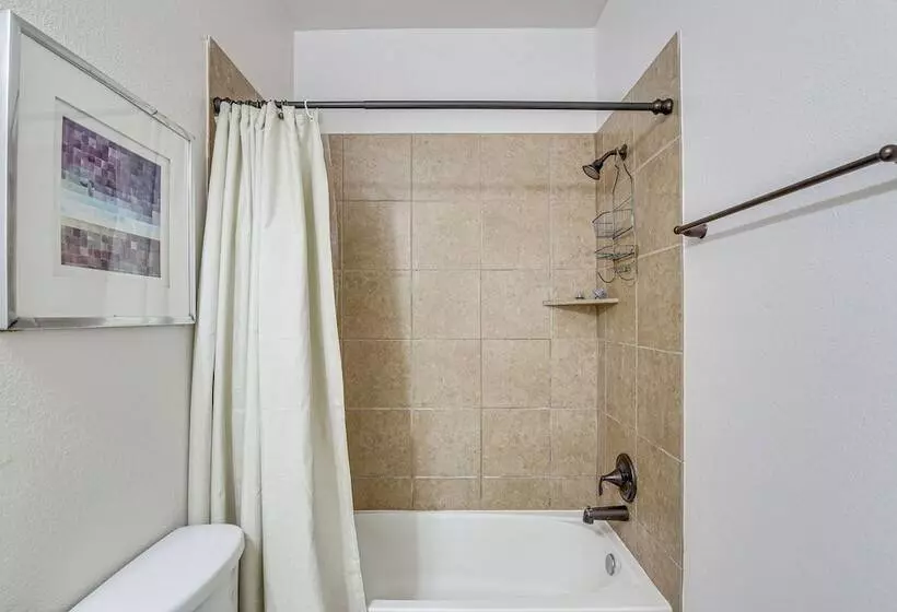 Modern Houston Home W/ Patio: 12 Mi To Downtown!