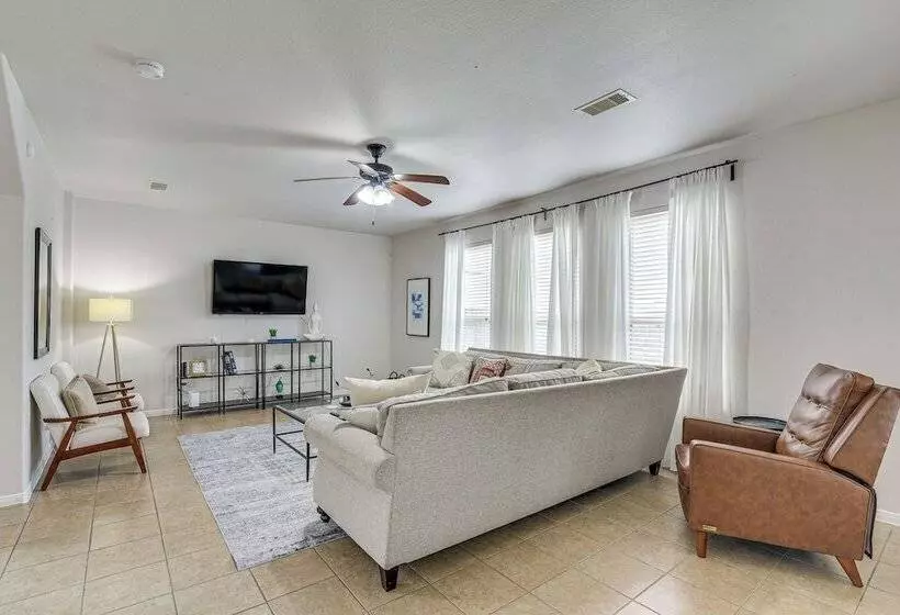 Modern Houston Home W/ Patio: 12 Mi To Downtown!