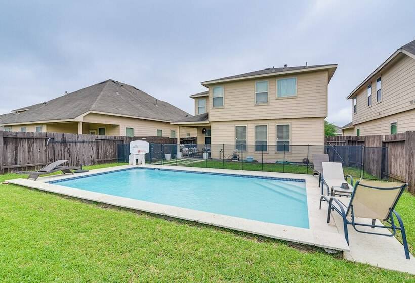 Modern Houston Home W/ Patio: 12 Mi To Downtown!