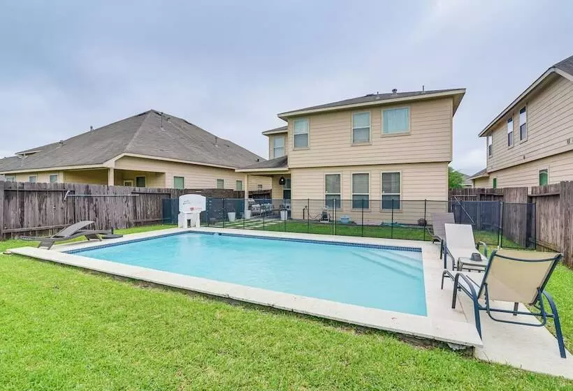 Modern Houston Home W/ Patio: 12 Mi To Downtown!