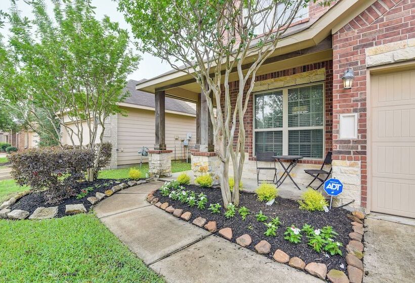 Modern Houston Home W/ Patio: 12 Mi To Downtown!