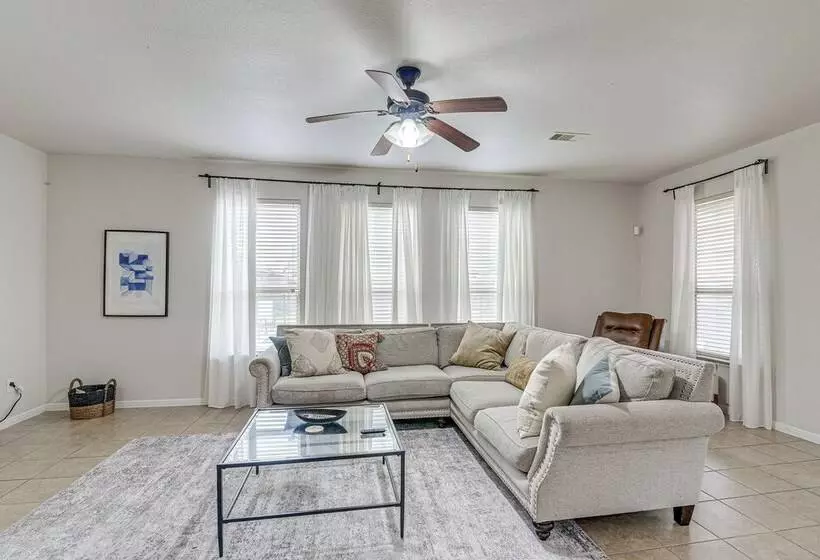 Modern Houston Home W/ Patio: 12 Mi To Downtown!