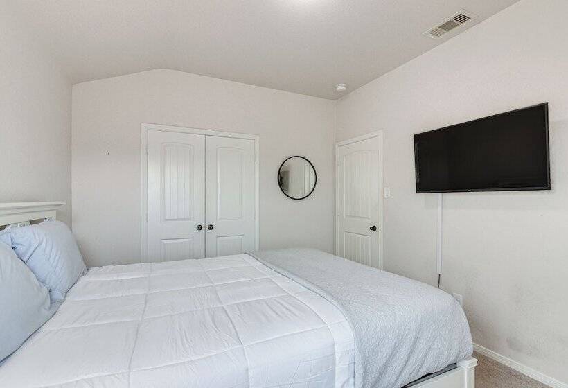 Modern Houston Home W/ Patio: 12 Mi To Downtown!