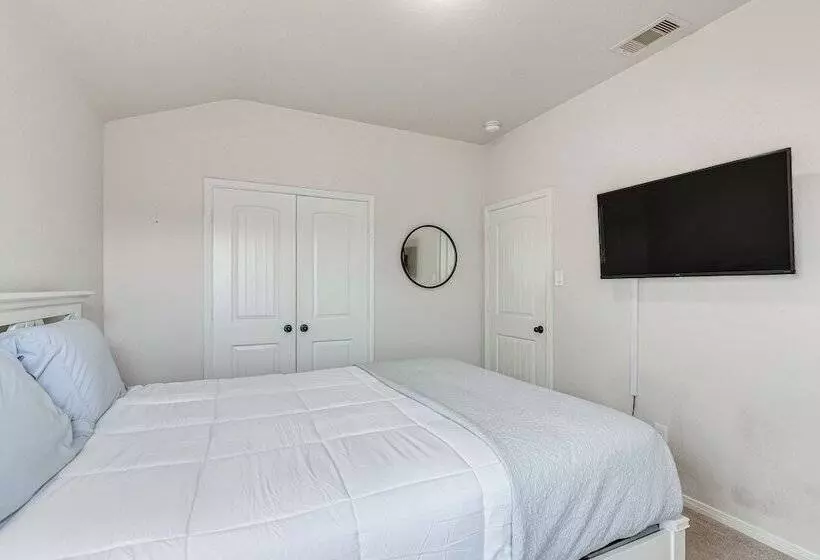 Modern Houston Home W/ Patio: 12 Mi To Downtown!