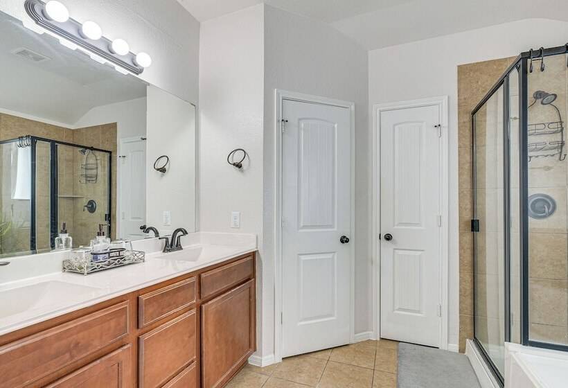 Modern Houston Home W/ Patio: 12 Mi To Downtown!