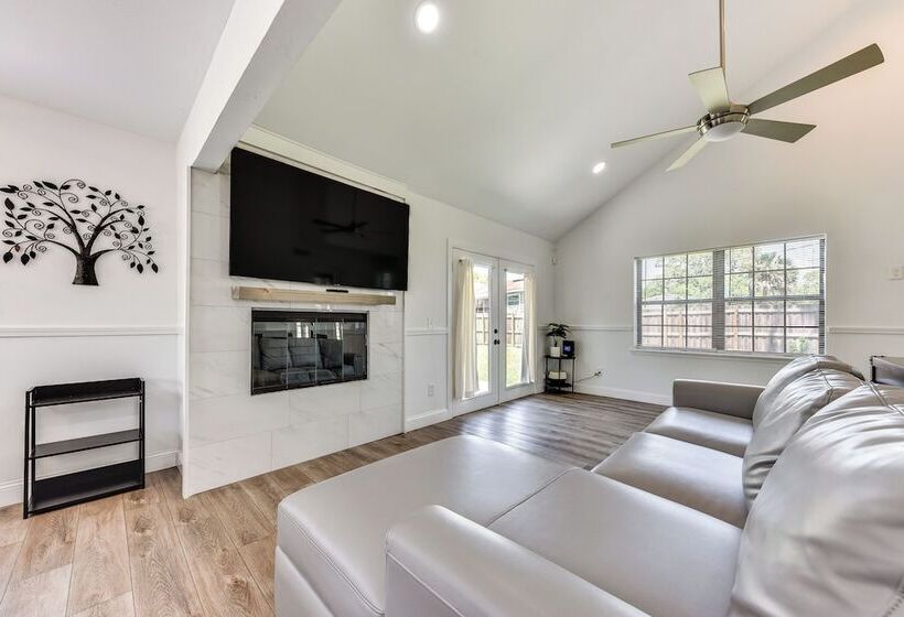 Modern Jacksonville Home   Close To River!