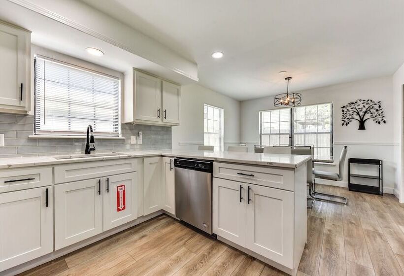 Modern Jacksonville Home   Close To River!