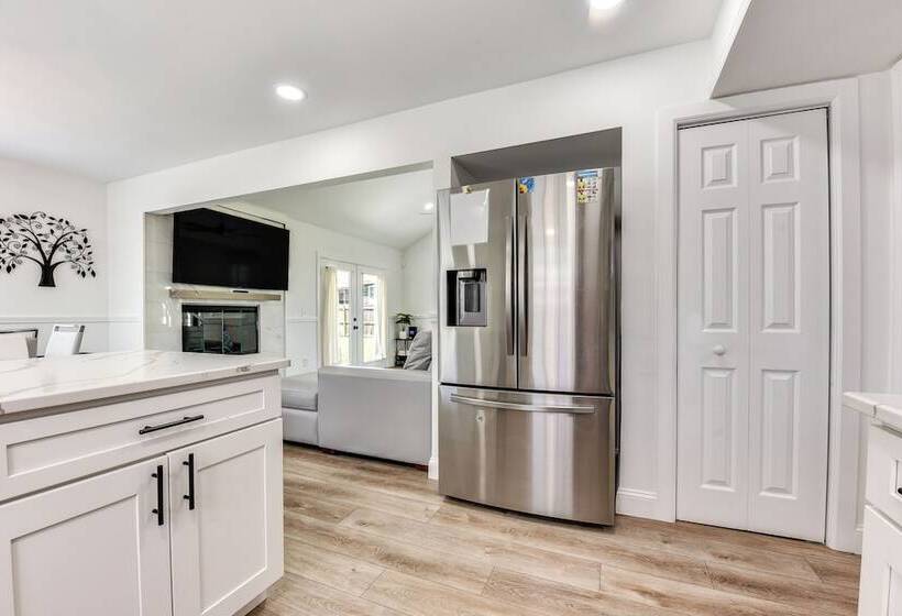 Modern Jacksonville Home   Close To River!