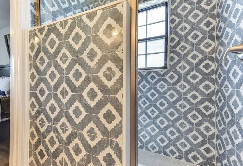 Modern Jacksonville Home   Close To River!