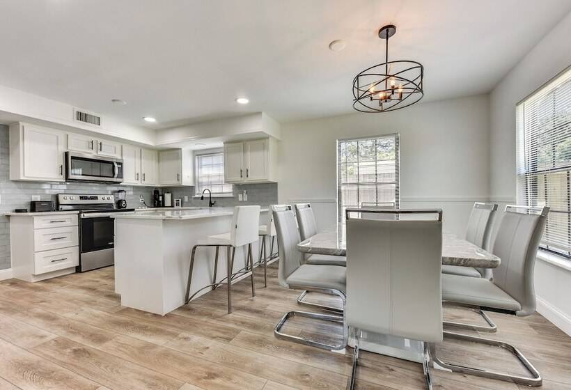 Modern Jacksonville Home   Close To River!