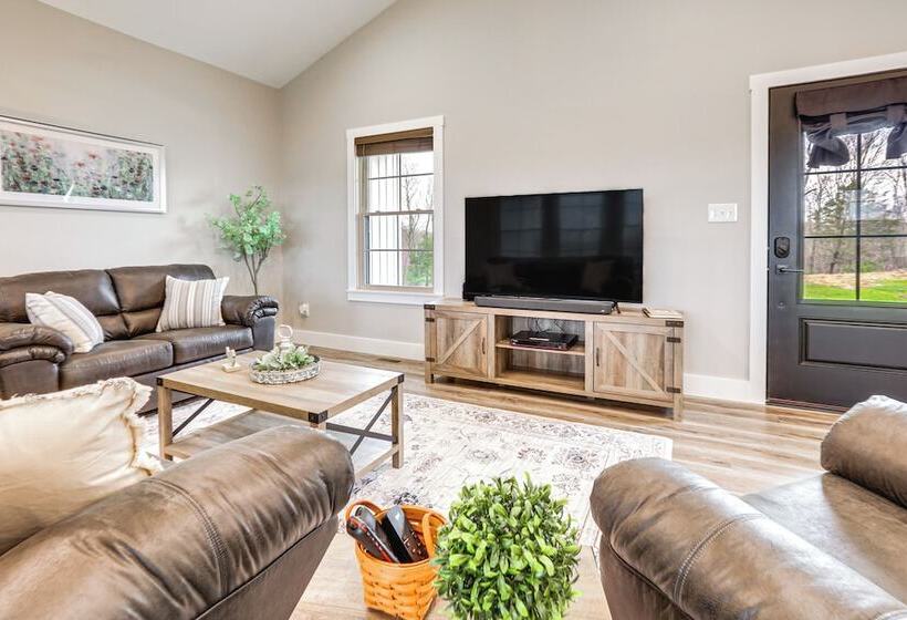 Modern Sadieville Home W/ Yard & Gas Grill!