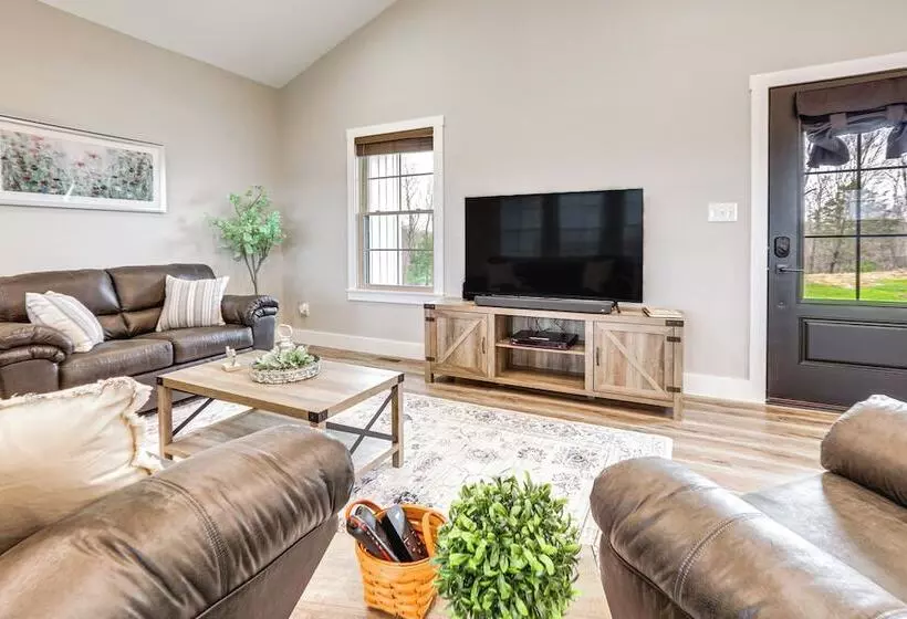 Modern Sadieville Home W/ Yard & Gas Grill!