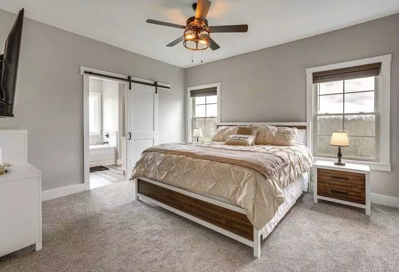 Modern Sadieville Home W/ Yard & Gas Grill!
