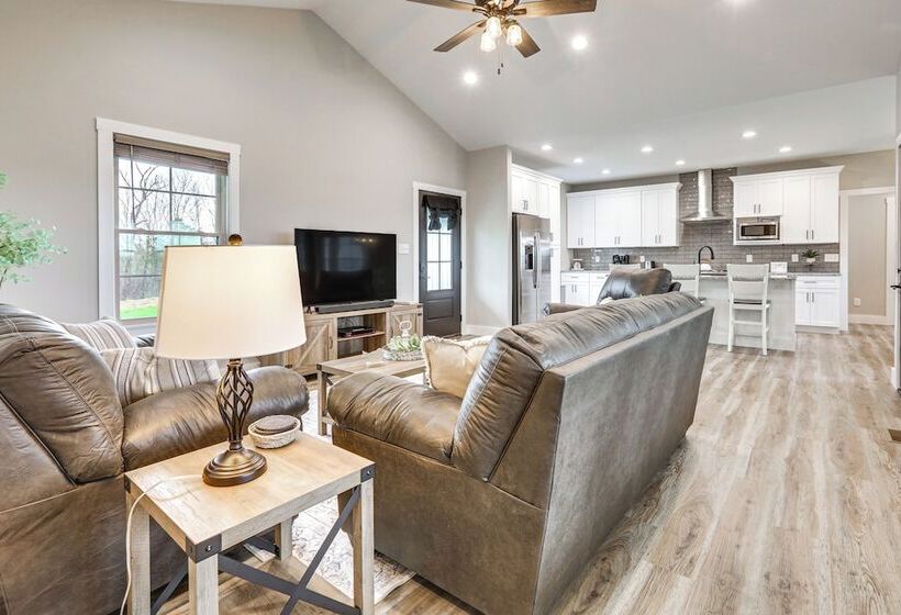 Modern Sadieville Home W/ Yard & Gas Grill!