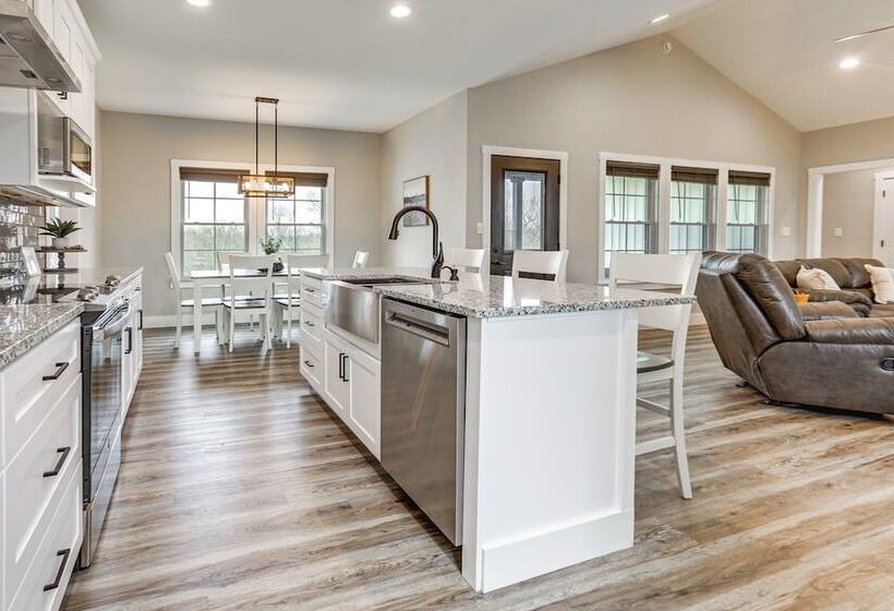 Modern Sadieville Home W/ Yard & Gas Grill!