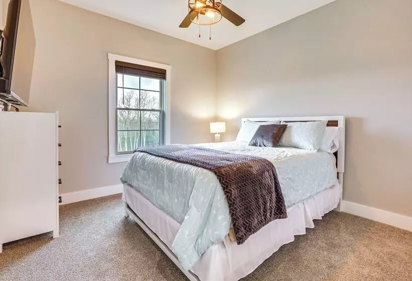 Modern Sadieville Home W/ Yard & Gas Grill!