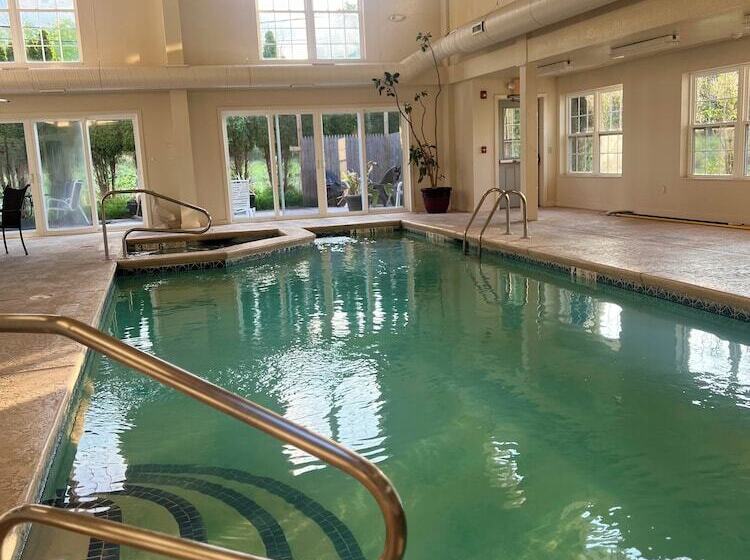 モーテル Webb S Year Round Resort