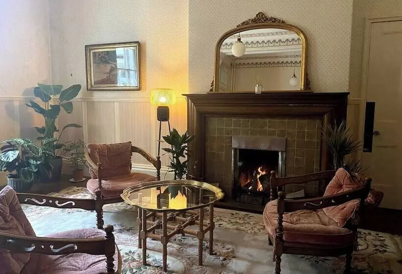پانسیون Mossley Hill Retreat