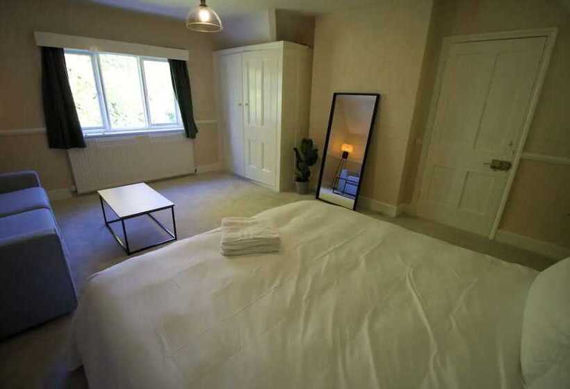 بنسيون Mossley Hill Retreat