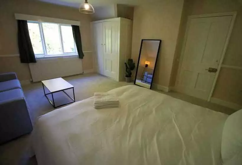 پانسیون Mossley Hill Retreat