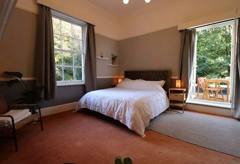 پانسیون Mossley Hill Retreat