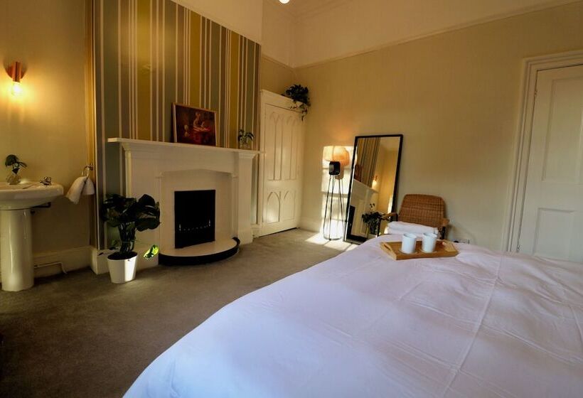 بنسيون Mossley Hill Retreat