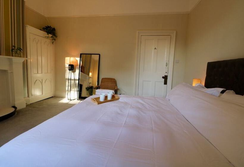 بنسيون Mossley Hill Retreat