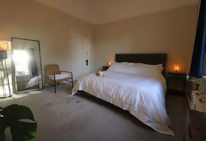 پانسیون Mossley Hill Retreat