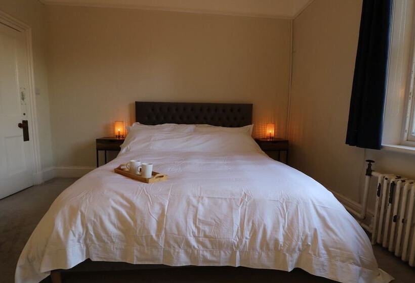 بنسيون Mossley Hill Retreat