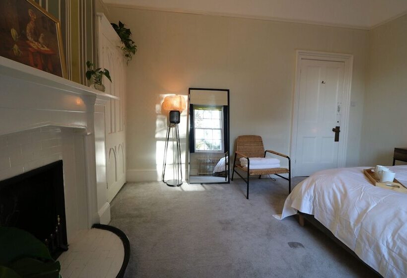 بنسيون Mossley Hill Retreat