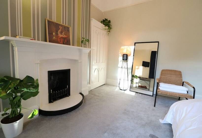 بنسيون Mossley Hill Retreat