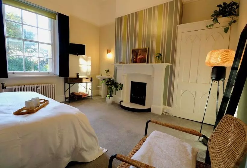 پانسیون Mossley Hill Retreat
