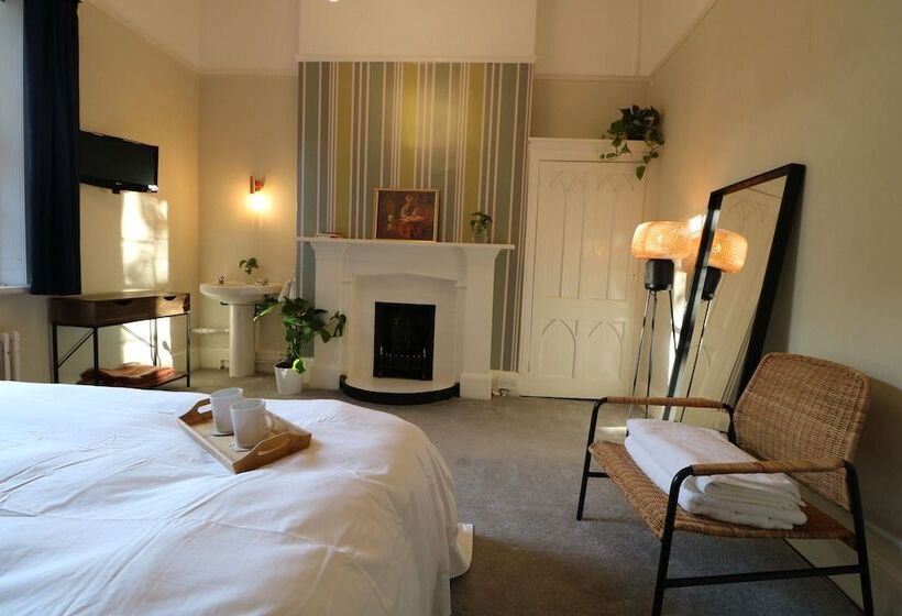 بنسيون Mossley Hill Retreat