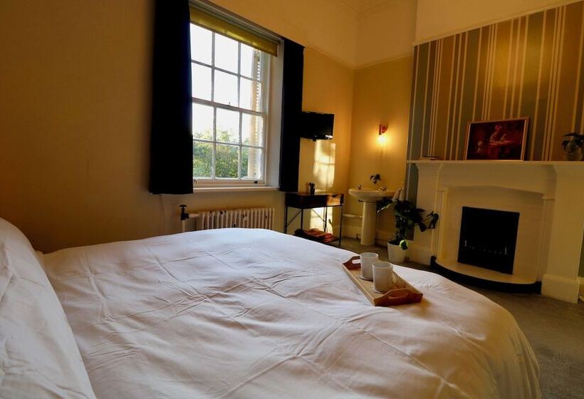 بنسيون Mossley Hill Retreat