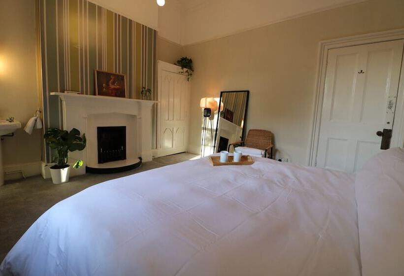 بنسيون Mossley Hill Retreat