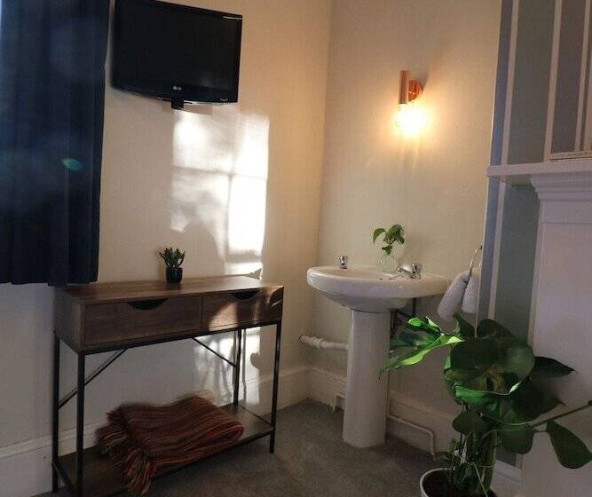 بنسيون Mossley Hill Retreat